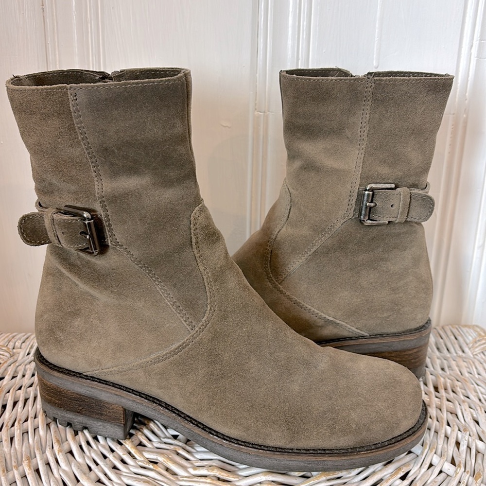 Gorgeous LA CANADIENNE suede boots
